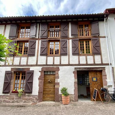 Gite De La Porte Saint Jacques: A Hostel For Pilgrims Esterno foto