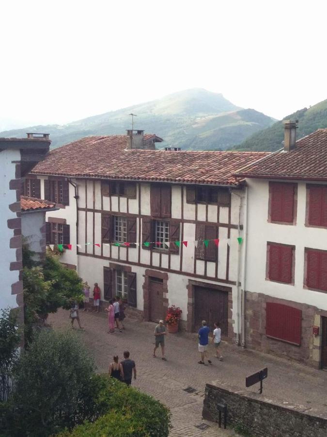 Gite De La Porte Saint Jacques: A Hostel For Pilgrims Esterno foto