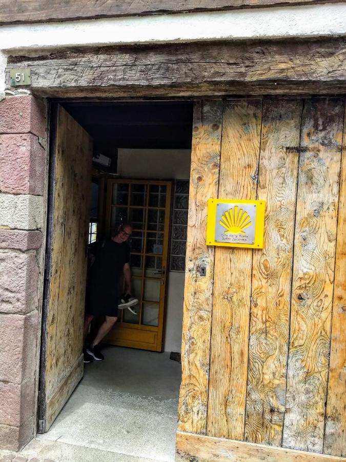 Gite De La Porte Saint Jacques: A Hostel For Pilgrims Esterno foto