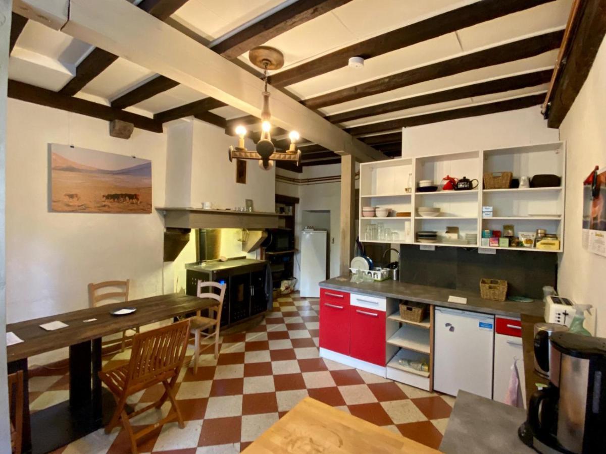 Gite De La Porte Saint Jacques: A Hostel For Pilgrims Esterno foto