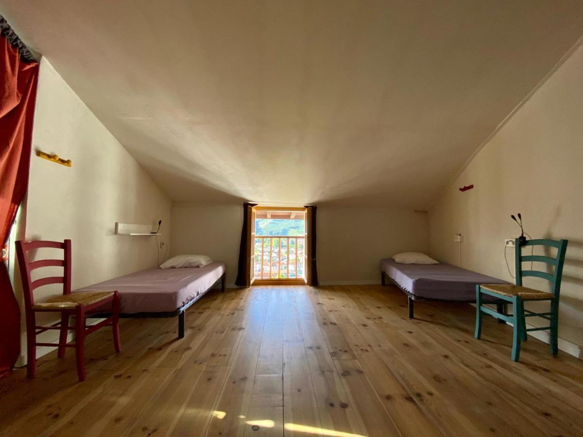 Gite De La Porte Saint Jacques: A Hostel For Pilgrims Esterno foto