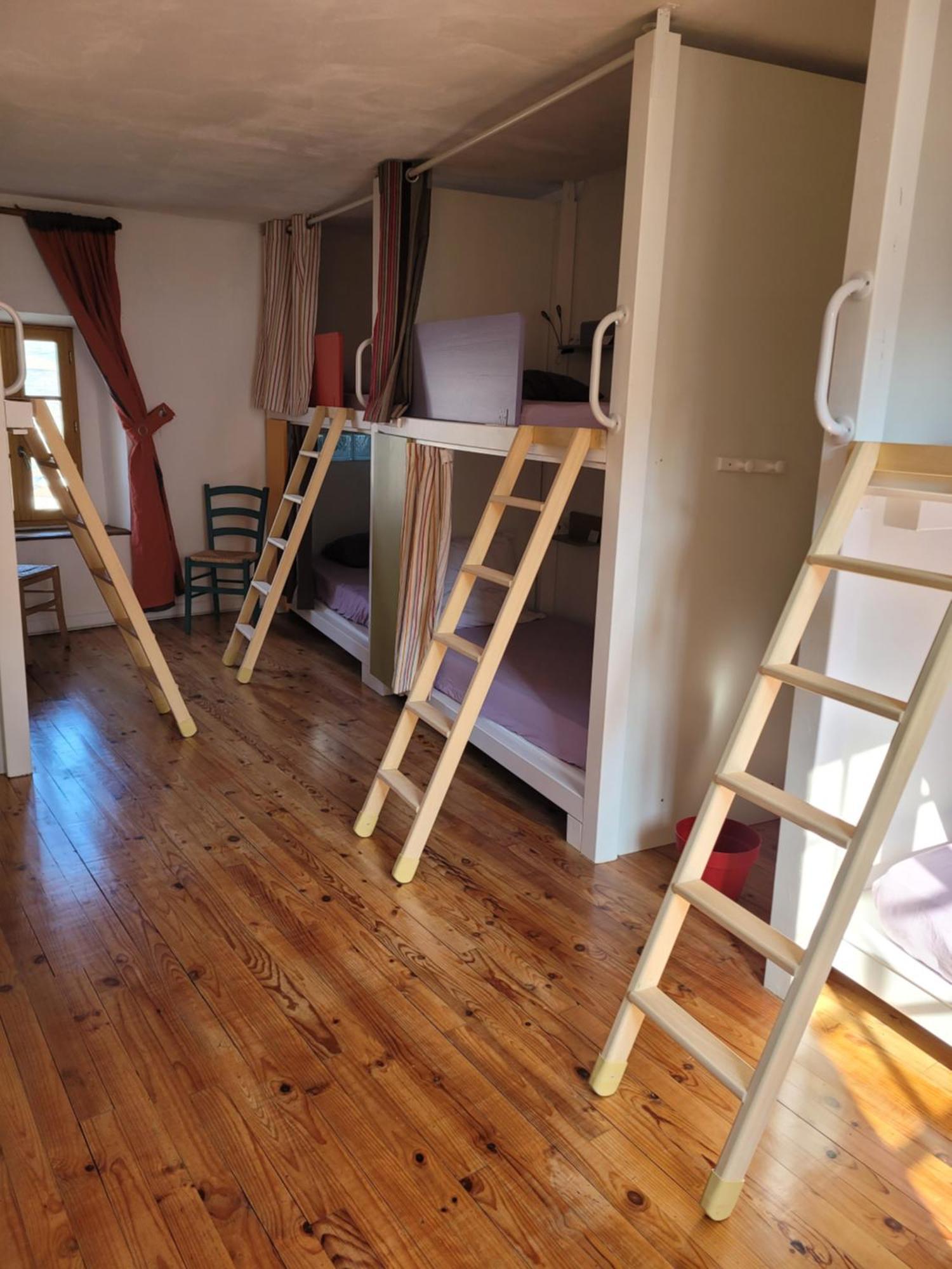 Gite De La Porte Saint Jacques: A Hostel For Pilgrims Esterno foto